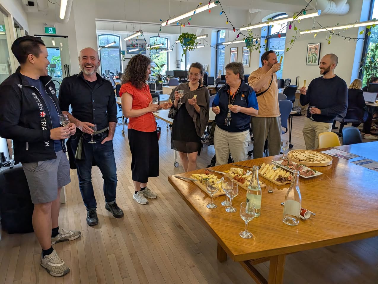 Dégustation conviviale de fromages lors de la 3ᵉ rencontre de cohabitat.cc